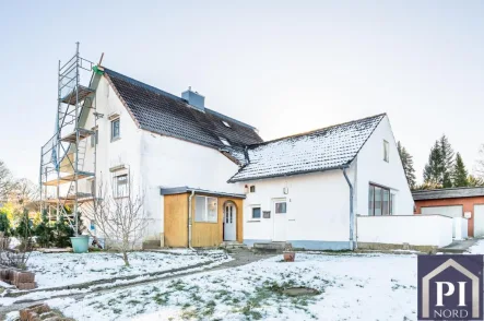 Blick auf Ihr neues Zuhause - Haus kaufen in Kiel - Doppelhaushälfte mit drei Wohnungen und großem Grundstück in Kiel