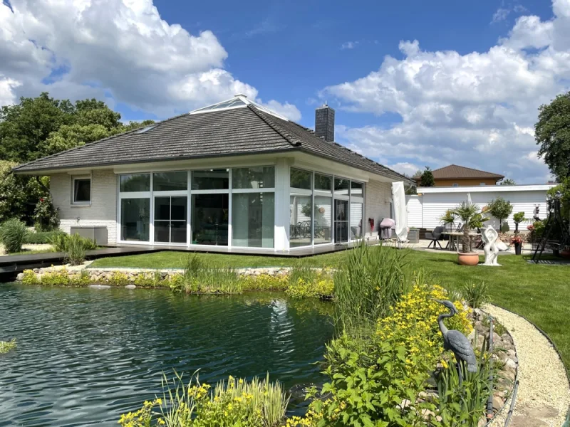 Außenansicht - Haus kaufen in Handorf - Traumhaft schönes Einfamilienhaus in Handorf mit großem Gartenteich und Doppelgarage