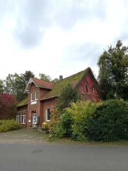 Außenansicht - Haus kaufen in Avendorf - Sanierungsbedürftiges Mehrfamilienhaus in Avendorf auf großem Grundstück zzgl. freiem Baugrundstück