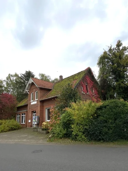 Außenansicht - Haus kaufen in Avendorf - Sanierungsbedürftiges Mehrfamilienhaus in Avendorf auf großem Grundstück zzgl. freiem Baugrundstück