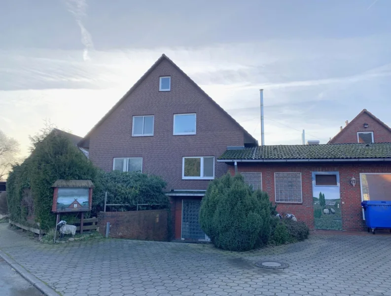 Frontansicht - Haus kaufen in Garlstorf - Geräumiges Einfamilienhaus mit verpachteter Gewerbeeinheit - Mieter zahlt ihr Haus!
