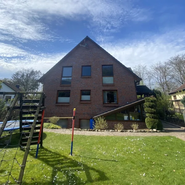 Außenansicht - Haus kaufen in Toppenstedt / Tangendorf - Einladendes Zweifamilienhaus in Toppenstedt/Tangendorf: Wohlfühlparadies für Mehrgenerationen-Wohnen