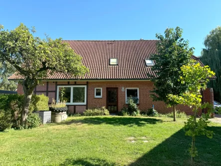 Außenansicht, Eingang Whg 1 - Haus kaufen in Winsen (Luhe) / Pattensen - Idyllisches Mehrfamilienhaus als Kapitalanlage & zum Selbernutzen - seltene Gelegenheit in Pattensen