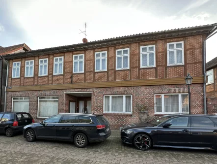 Front - Haus kaufen in Dahlenburg - Einmaliges Wohn- und Geschäftshaus im Zentrum von Dahlenburg - renovierungsbedürftig, leerstehend