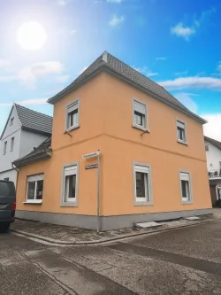 Straßenansicht - Haus kaufen in Römerberg - Interessantes Zweifamilienhaus für Kapitalanleger