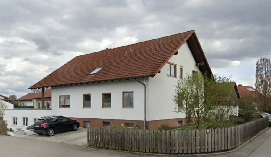 Straßenansicht - Haus kaufen in Essenbach - Vielseitiges Mehrparteienhaus mit großem Grundstück in guter Lage