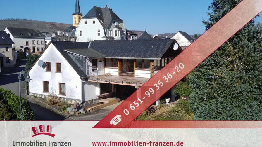 Drohnenbild - Haus kaufen in Trittenheim - Top-Lage Trittenheim: Einfamilienhaus mit Moselblick, mit Modernisierungsbedarf, 2 Kaminen, Garten und überdachtem Stellplatz will wachgeküsst werden !