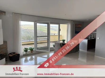 Wohnzimmer - Wohnung kaufen in Pluwig - Stilvolle Eigentumswohnung mit erstklassiger Ausstattung, atemberaubendem Ausblick & idealer Lage nahe Trier!