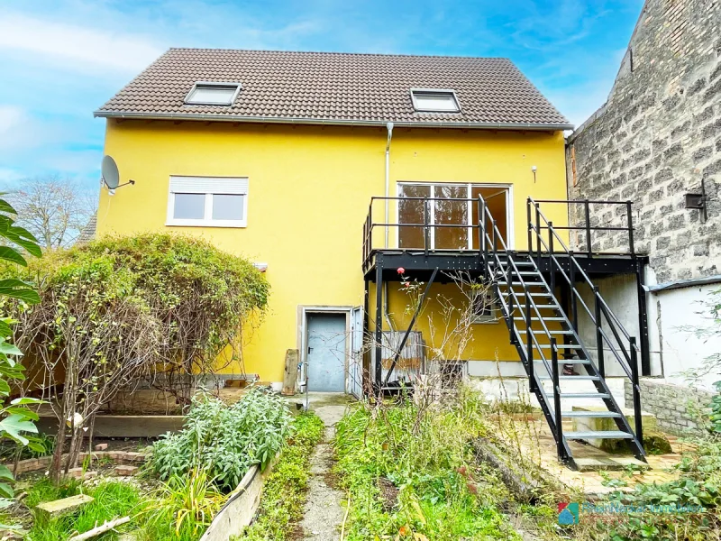 Rückansicht mit Treppe - Haus kaufen in Frankenthal (Pfalz) - Einziehen & Wohlfühlen! Einfamilienhaus mit vielfältigen Nutzungsmöglichkeiten.