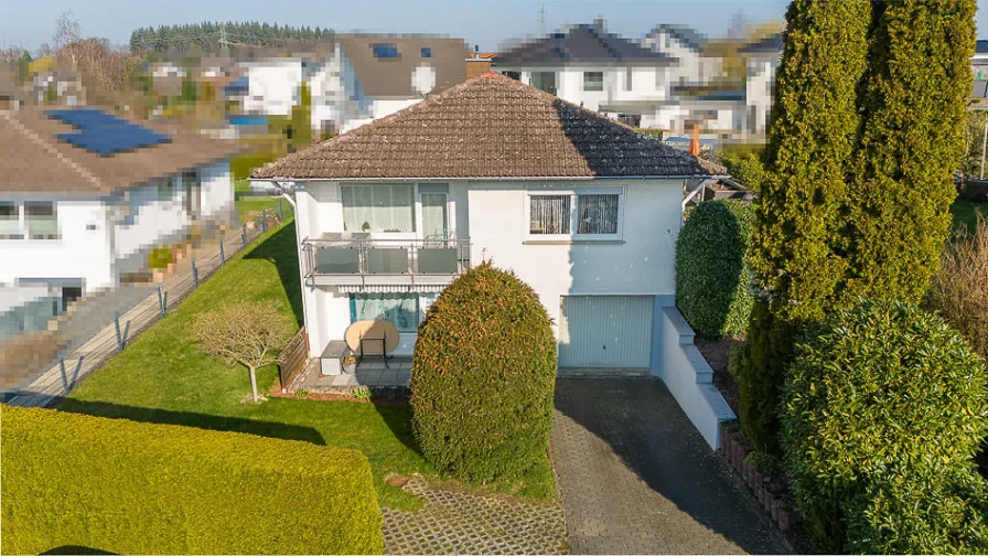 Hausansicht Straße - Haus kaufen in Oberhonnefeld-Gierend - Einfamilienhaus mit Garage und schönem Garten in Oberhonnefeld-Gierend - Familienglück -