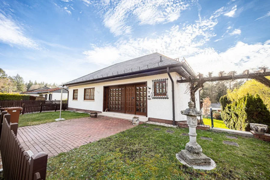 Eingang - Haus kaufen in Breitscheid - Gepflegter Bungalow - moderne Raumaufteilung - Balkon - Terrasse - Garten und Garage mit Aussicht