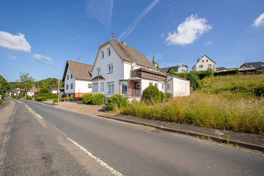 Seitliche Ansicht - Haus kaufen in Oberlahr - Zweifamilienhaus in Oberlahr mit Nebengebäude und Garage - Ideal für Kapitalanleger