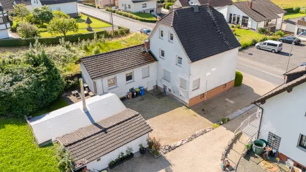 Ansicht von oben - Haus kaufen in Oberlahr - 2 Wohneinheiten, Innenhof, Gewerbeeinheit, Garage und zusätzlichem Grundstück in Oberlahr