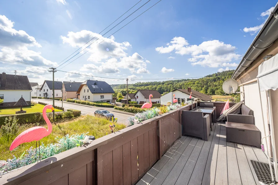 Balkon (Obergeschosswohnung) - Haus kaufen in Oberlahr - Wohnhaus mit 2 Wohneinheiten, Innenhof, Gewerbeeinheit, Garage und zusätzlichem Grundstück