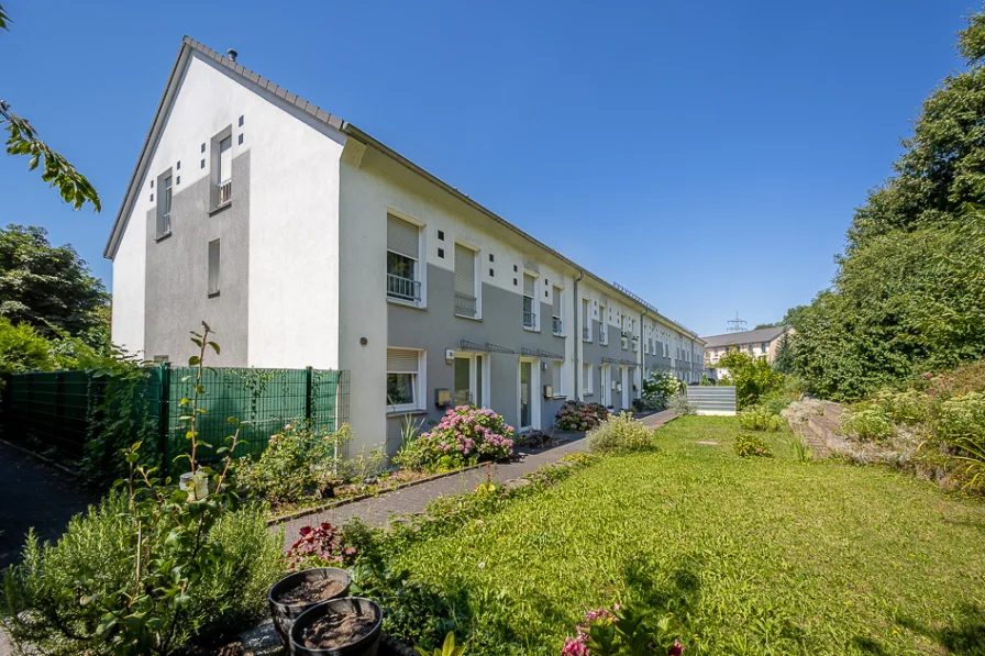 Weg zum Haus - Haus kaufen in Bonn / Tannenbusch - Wohnen im Sonnenhof - modernes Reihenmittelhaus mit Garage und kleinem Garten in Bonn-Tannenbusch