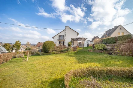 Blick auf das Grundstück - Haus kaufen in Neuwied / Oberbieber - Einfamilienhaus - mit Charme in Oberbieber mit tollem Grundstück und Garage!