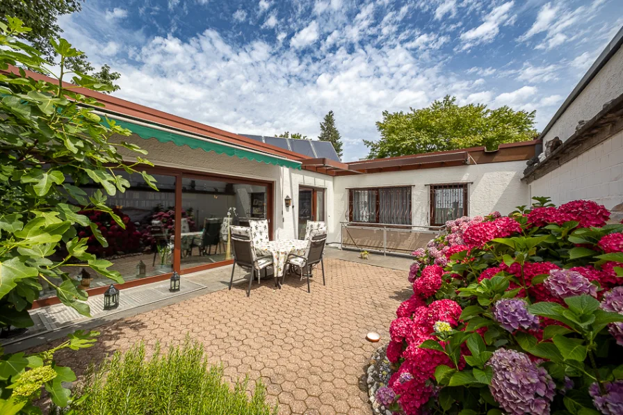 Wunderschöne Terrasse mit Blick auf den Bungalow - Haus kaufen in Bonn / Dottendorf - Bungalow mit wunderschöner Terrasse, Garage und Stellplatz Nähe Bonn-Zentrum