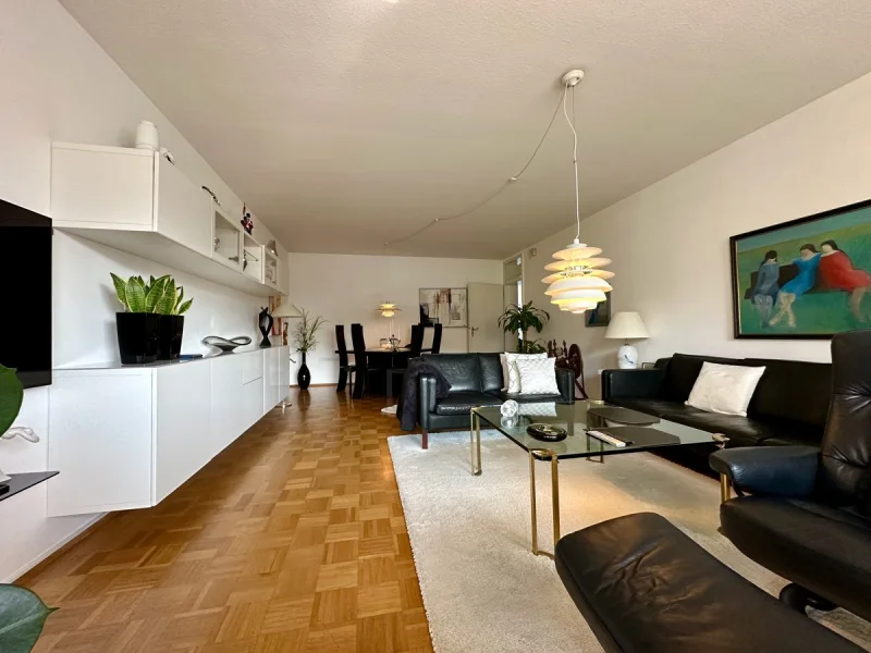 Blick ins Wohnzimmer - Wohnung kaufen in Bad Neuenahr-Ahrweiler / Bad Neuenahr - Eigentumswohnung über den Dächern von Bad Neuenahr-Ahrweiler! 3,5 Zimmer mit Balkon und Aufzug.