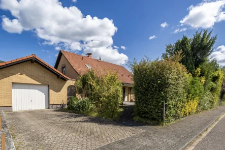 Einfahrt - Eingang - Haus kaufen in Niederbreitbach-Wolfenacker - Platz für die Familie - Wohnglück in Wolfenacker mit Garten und Garage