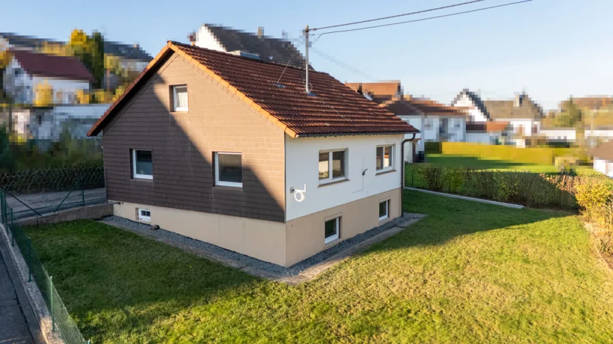 Straßenansicht - Haus kaufen in Raubach - KLEIN aber FEIN! Wohnglück mit Garage und Garten in Raubach!