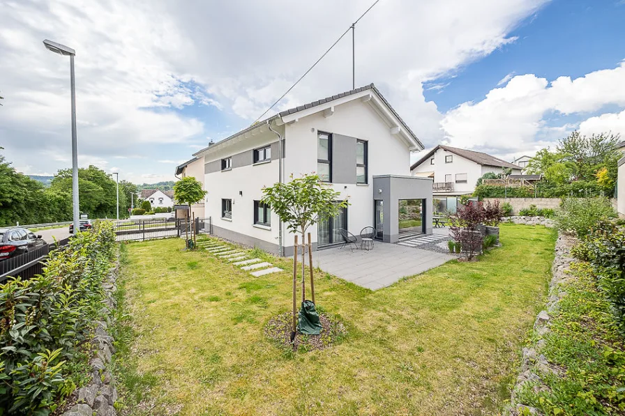 Hausansicht  - Haus kaufen in Neuwied-Oberbieber - Luxuriöses Einfamilienhaus: Stil, Komfort und Nachhaltigkeit perfekt abgestimmt in Neuwied