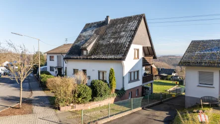 Seitlicher Blick auf das Haus und die Balkone - Haus kaufen in Willroth - Willroth: Einfamilienhaus mit viel Platz, Balkonen und großem Garten - Jetzt besichtigen!