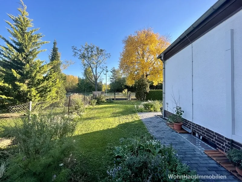 Ein Weg führt am Haus entlang