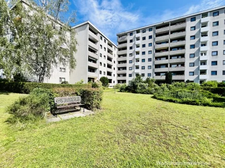 Titelbild - Wohnung kaufen in Berlin - Immobilie mit Wohnrecht: Zwei-Zimmer-Wohnung mit Balkon