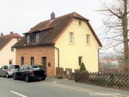 Straßenseitiger Zugang zur Dachgeschoss-Wohnung