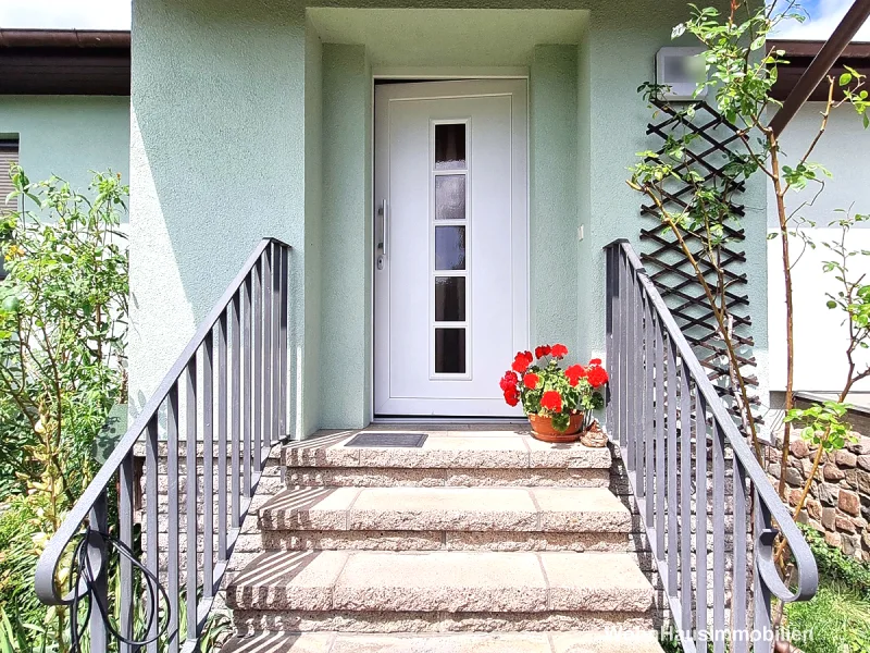 Der Hauseingang ist über eine Treppe erreichbar - Haus kaufen in Berlin - Charmantes Einfamilienhaus im Herzen von Rosenthal