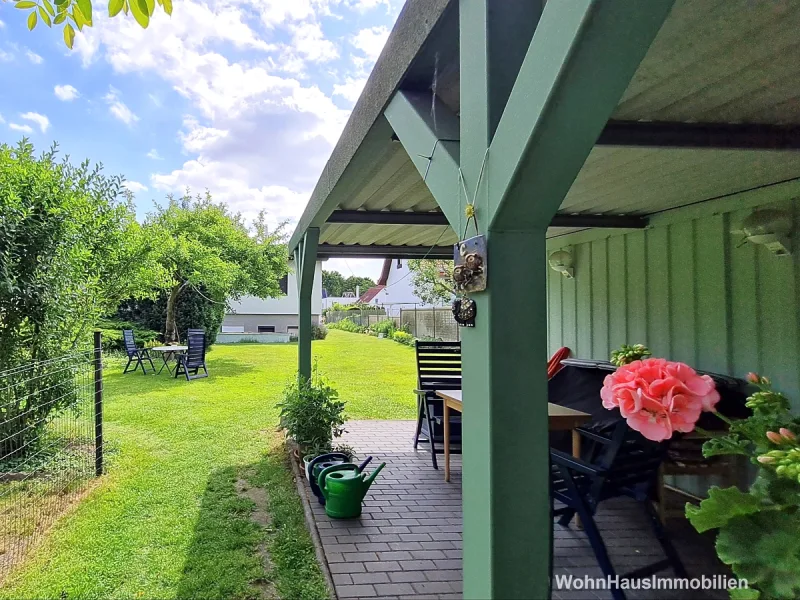 Ein überdachter Sitzplatz an der Fertigteilgarage 