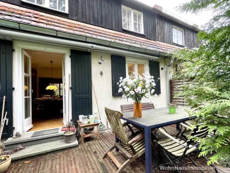 Große Terrasse vor dem Wohnzimmer - Haus kaufen in Berlin - Wohnen im Denkmal: saniertes Mittelhaus für die kleine Familie