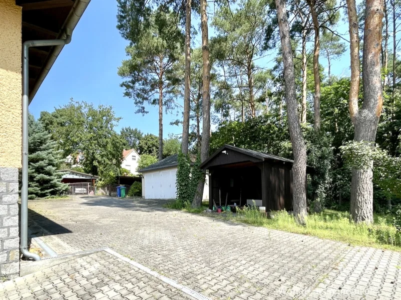 Blick vom Nachbarhaus auf die neue Grundstücksgrenze