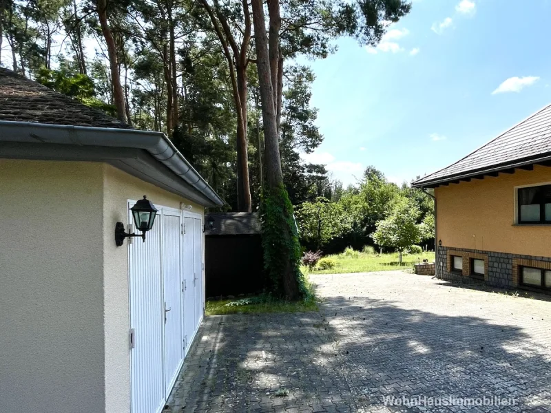 Längliches Grundstück mit Garage - Grundstück kaufen in Zeuthen - Grundstück mit massiver Doppel - Garage auf dem Heideberg