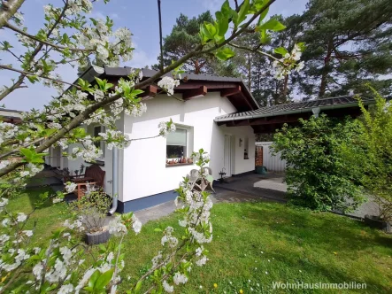 Süd- und Westseite des Hauses - Haus kaufen in Berlin - Kapitalanlage - Schöner Bungalow mit Wohnrecht für derzeitigen Nutzer