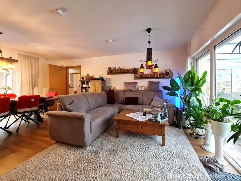 Bungalow - Wohnzimmer mit Zugang zu zwei Terrassen