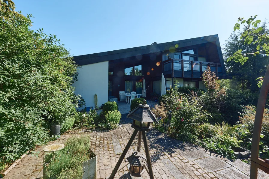 Objektansicht mit Terrasse  - Haus kaufen in Rottweil - Rottweil: Traumhaftes Anwesen in sehr guter Wohnlage von Rottweil