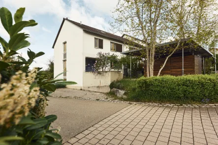 Objektansicht  - Haus kaufen in Rottweil - Lichtdurchflutetes Wohnen mit Aussicht: Schönes Reiheneckhaus