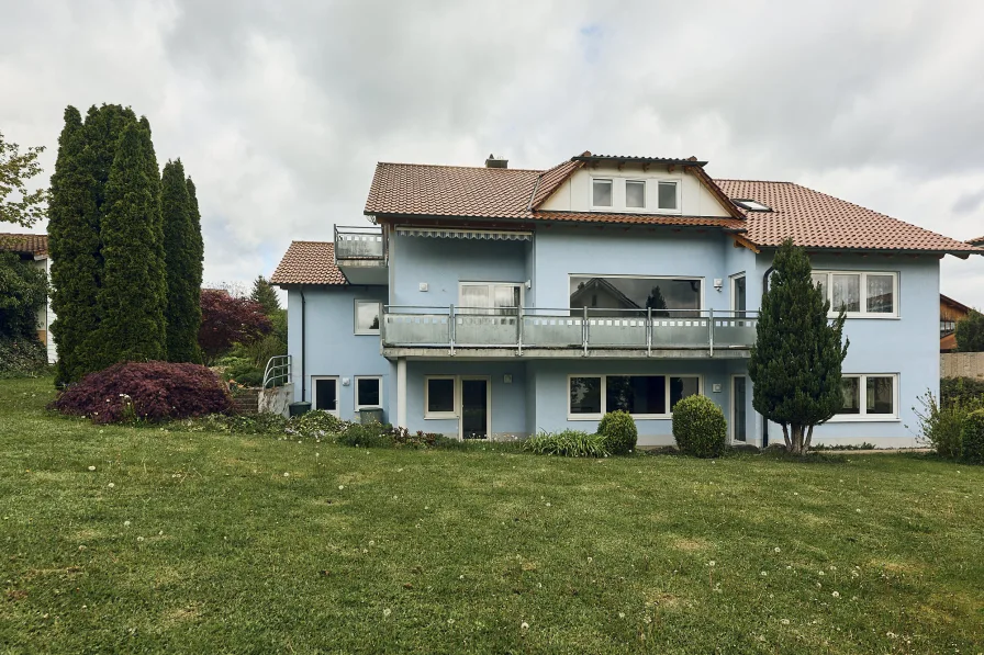 Objektansicht mit Garten  - Haus kaufen in Frittlingen - Viel Platz für Ihre individuellen Wünsche: Top-Gepflegtes Wohnhaus mit Büro und großem Grundstück