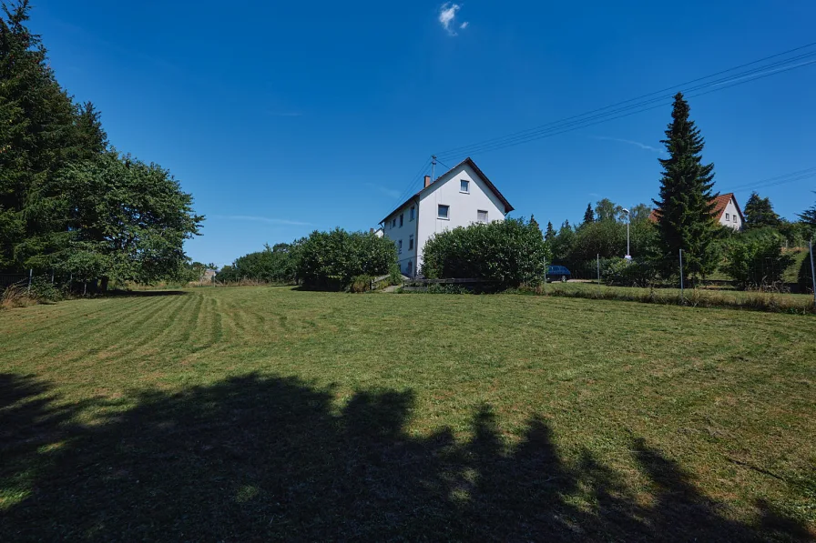 Objektansicht mit Garten / Grundstücken