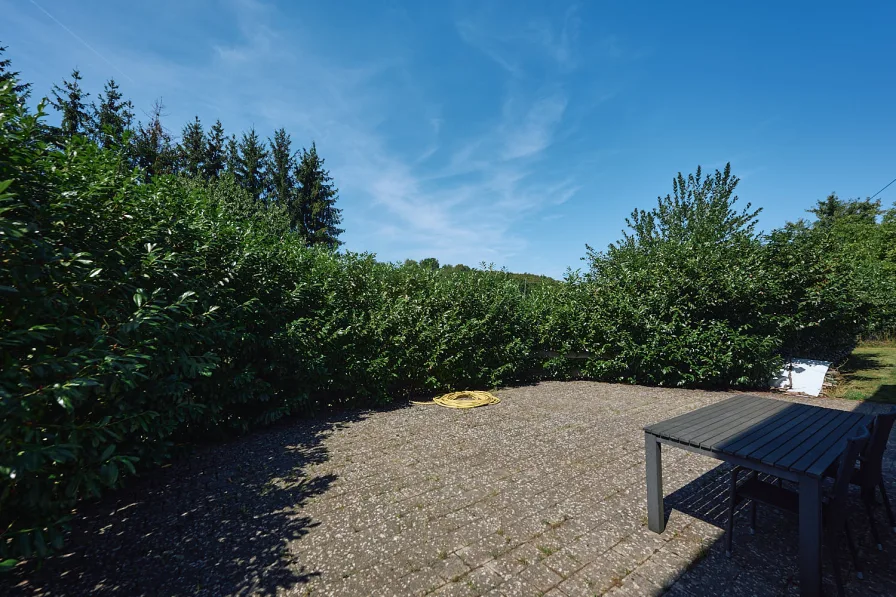 Objektansicht mit Terrasse hinter dem Objekt