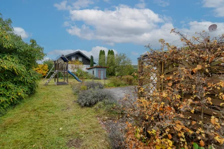 Objektansicht mit Garten  - Haus kaufen in Eschbronn - Naturnahes Wohnen in Eschbronn-Locherhof: Viel Platz für die ganze Familie