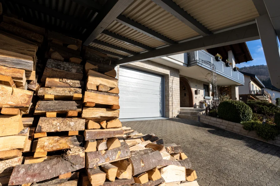 Carport mit Blick zur Garage