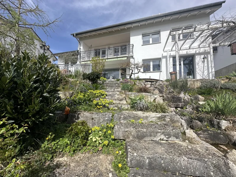 Treppe von Garten zur Terrasse