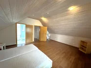 Schlafzimmer mit Zugang zum Badezimmer - Dachgeschoss 