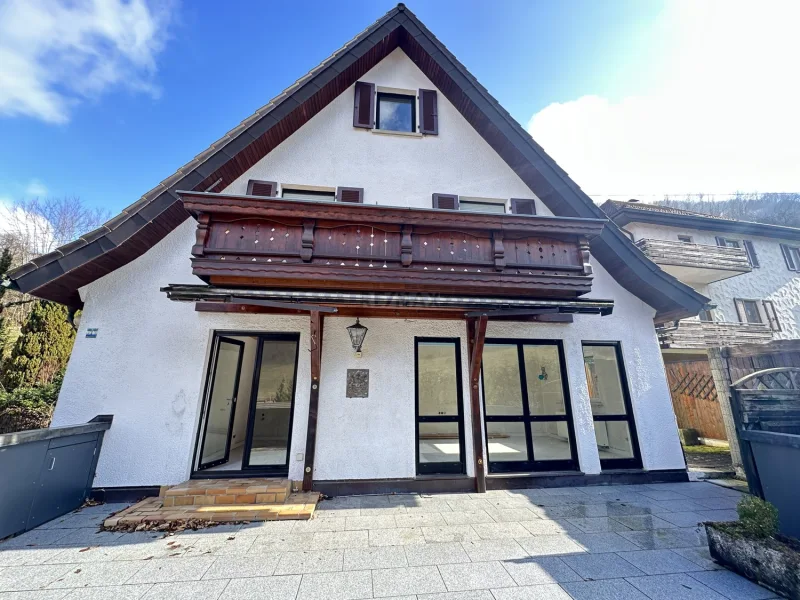 Ansicht auf Haus von Terrasse - Haus kaufen in Wiesensteig - Haus mit viel Fläche, schönem Ausblick und 3 Garagen!