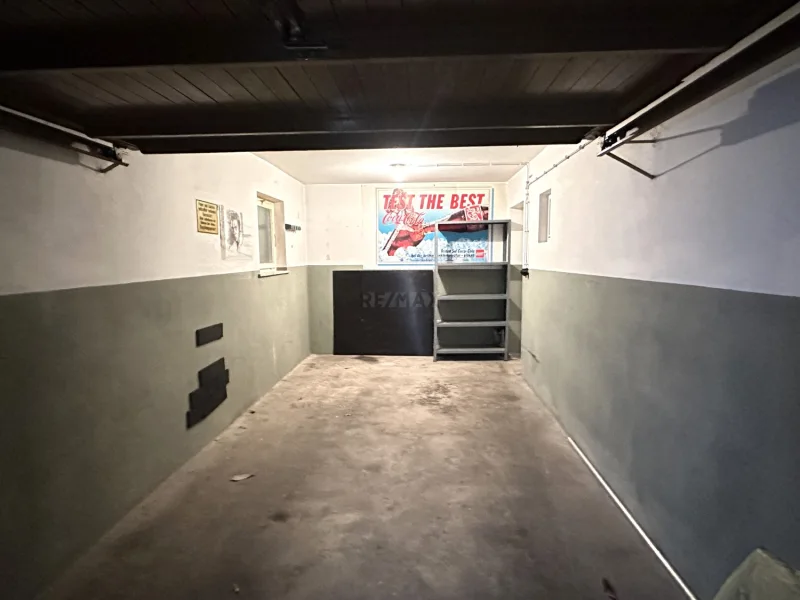 Garage innen mit Durchgang ins Haus