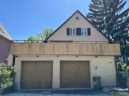 Aussenansicht - Wohnung kaufen in Stuttgart - Große Wohnung mit Terrasse, Garage, Garten und separater Einheit zum Vermieten!