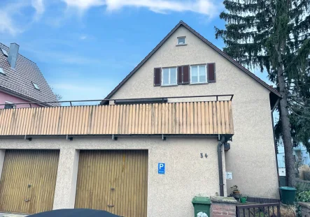 Vorderansicht - Wohnung kaufen in Stuttgart - Große Wohnung mit Terrasse, Garage, Garten und separater Einheit zum Vermieten!
