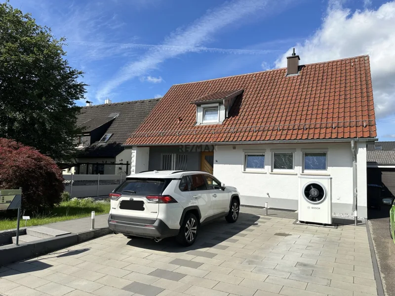 Außenansicht vorne - Haus kaufen in Schlierbach - Saniertes Einfamilienhaus mit vielen Extras - Wünsche, bleiben hier nicht offen!